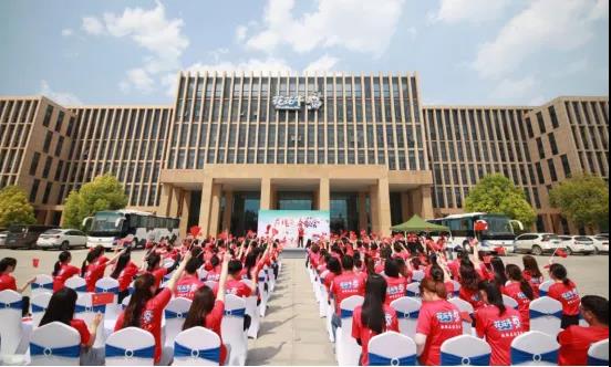 做白色的牛奶，創(chuàng)紅色的企業(yè)，花花牛乳業(yè)集團(tuán)青春歌會(huì)慶祝建黨100周年