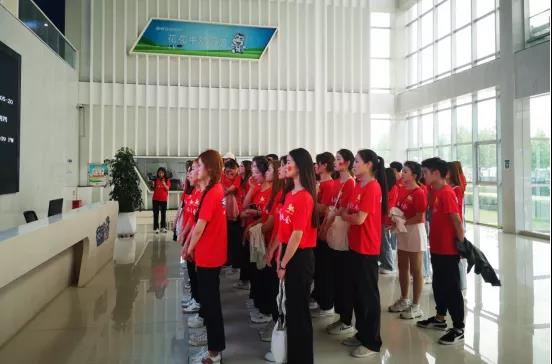 做白色的牛奶，創(chuàng)紅色的企業(yè)，花花牛乳業(yè)集團(tuán)青春歌會(huì)慶祝建黨100周年