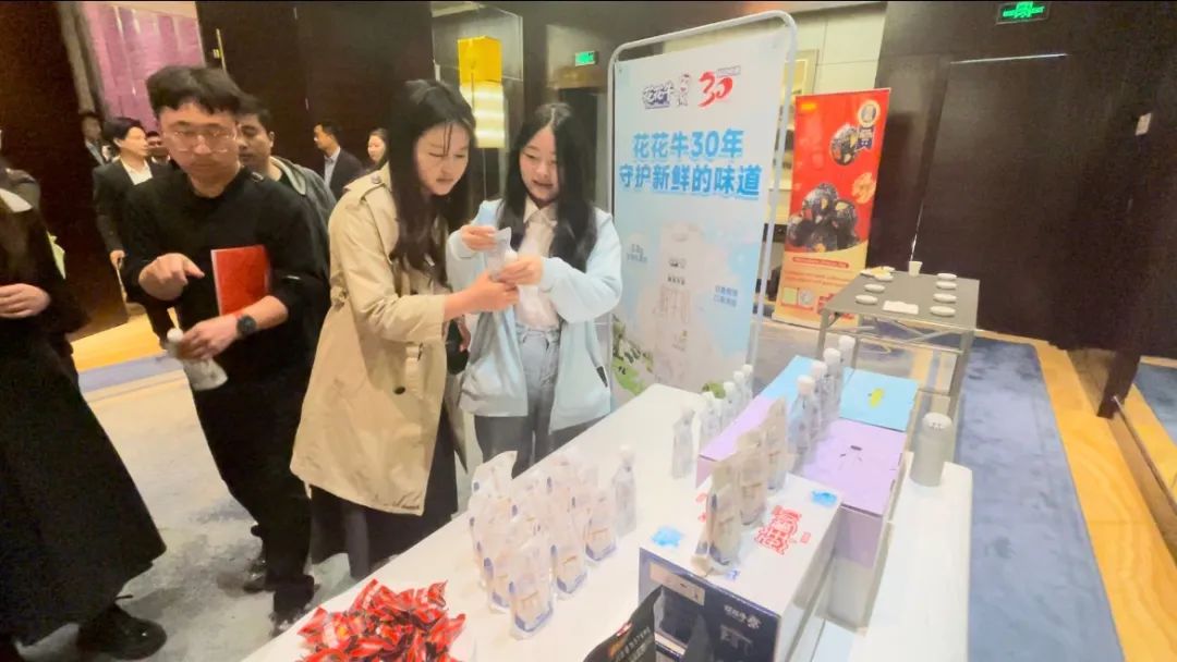 快訊丨花花牛乳業(yè)集團亮相中國(河南)—東盟人文交流月啟幕會 快訊丨花花牛乳業(yè)集團亮相中國(河南)—東盟人文交流月啟幕會