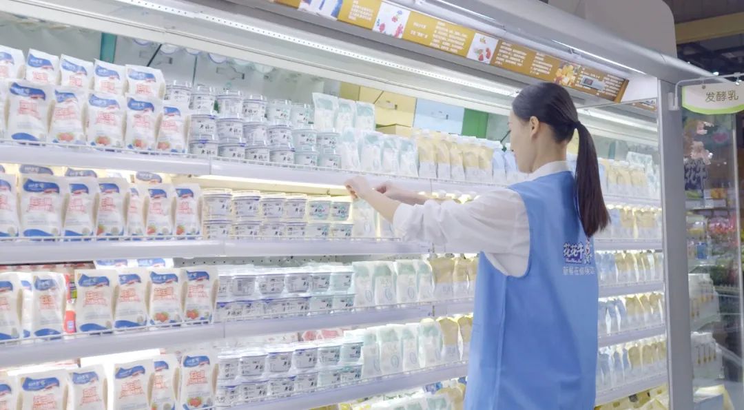 點(diǎn)贊！河南日?qǐng)?bào)要聞02版——報(bào)道花花牛乳業(yè)集團(tuán)鄭州分公司乳制品生產(chǎn)場(chǎng)景，彰顯花花牛乳業(yè)集團(tuán)發(fā)展新活力