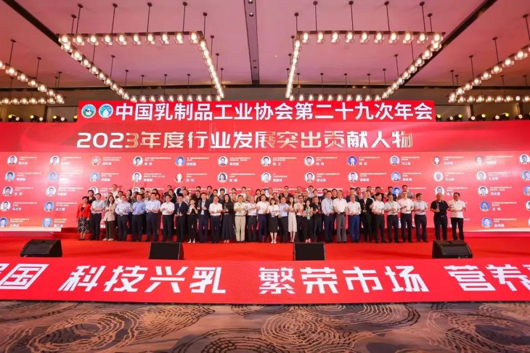 參觀拓思路 交流促發(fā)展 | 集團(tuán)領(lǐng)導(dǎo)參加中乳協(xié)第二十九次年會暨中國(國際)乳業(yè)技術(shù)博覽會并到江西陽光乳業(yè)參觀座談 參觀拓思路 交流促發(fā)展 | 集團(tuán)領(lǐng)導(dǎo)參加中乳協(xié)第二十九次年會暨中國(國際)乳業(yè)技術(shù)博覽會并到江西陽光乳業(yè)參觀座談