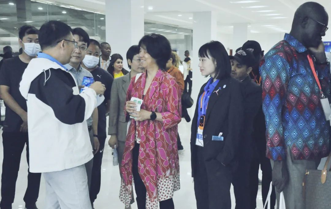 北京大學(xué)南南合作與發(fā)展學(xué)院教授、全球伙伴關(guān)系主任周詠梅一行蒞臨花花牛平輿瑞亞牧業(yè)參觀調(diào)研