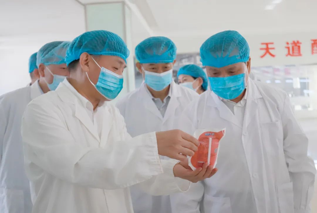 快訊丨河南省人民政府副省長(zhǎng)武國定蒞臨花花牛乳業(yè)集團(tuán)瑞亞牧業(yè)調(diào)研奶源基地建設(shè)情況 快訊丨河南省人民政府副省長(zhǎng)武國定蒞臨花花牛乳業(yè)集團(tuán)瑞亞牧業(yè)調(diào)研奶源基地建設(shè)情況