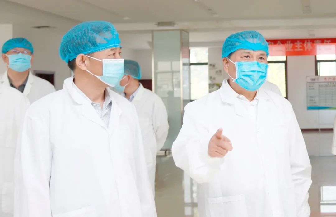 快訊丨河南省人民政府副省長(zhǎng)武國定蒞臨花花牛乳業(yè)集團(tuán)瑞亞牧業(yè)調(diào)研奶源基地建設(shè)情況 快訊丨河南省人民政府副省長(zhǎng)武國定蒞臨花花牛乳業(yè)集團(tuán)瑞亞牧業(yè)調(diào)研奶源基地建設(shè)情況