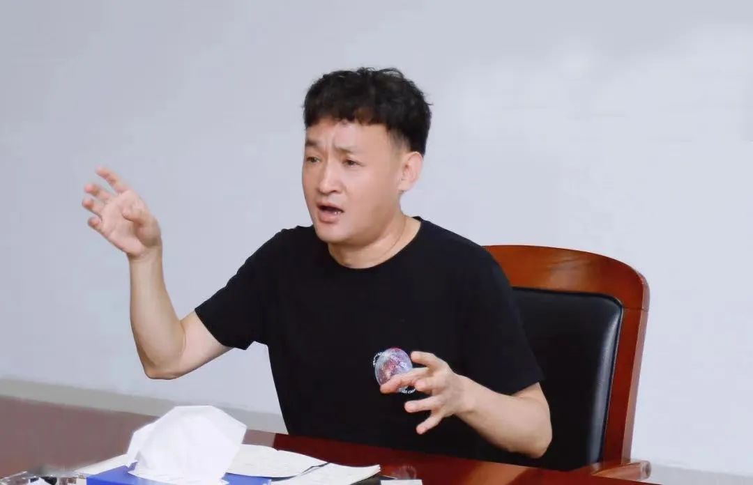 勇?lián)姑な卣齽?chuàng)新｜花花牛乳業(yè)集團(tuán)召開營(yíng)銷、養(yǎng)殖及飼料月度經(jīng)營(yíng)工作會(huì)議