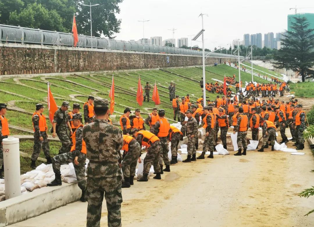 大雨無情人有情！花花牛乳業(yè)慰問常莊水庫抗洪搶險(xiǎn)官兵