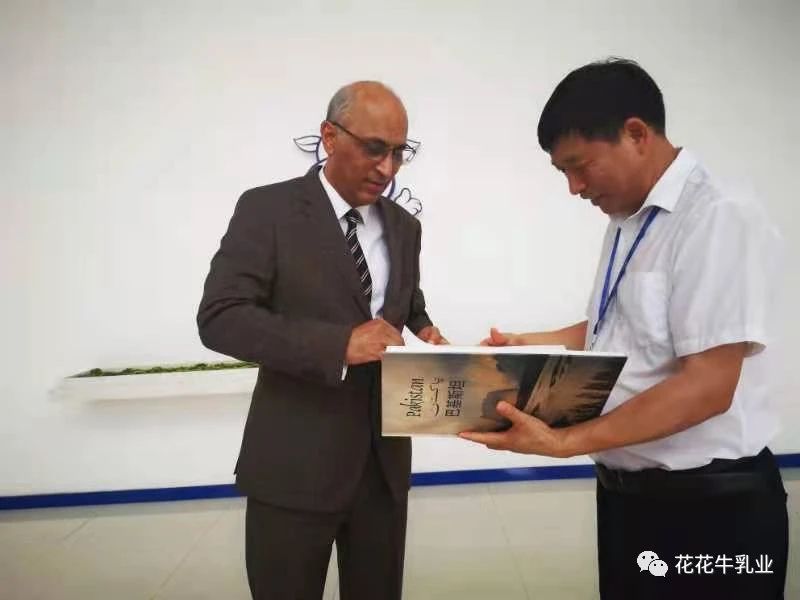 巴基斯坦駐華大使莫因·哈克 蒞臨花花牛乳業(yè)集團(tuán)參觀訪問(wèn) 巴基斯坦駐華大使莫因·哈克 蒞臨花花牛乳業(yè)集團(tuán)參觀訪問(wèn)