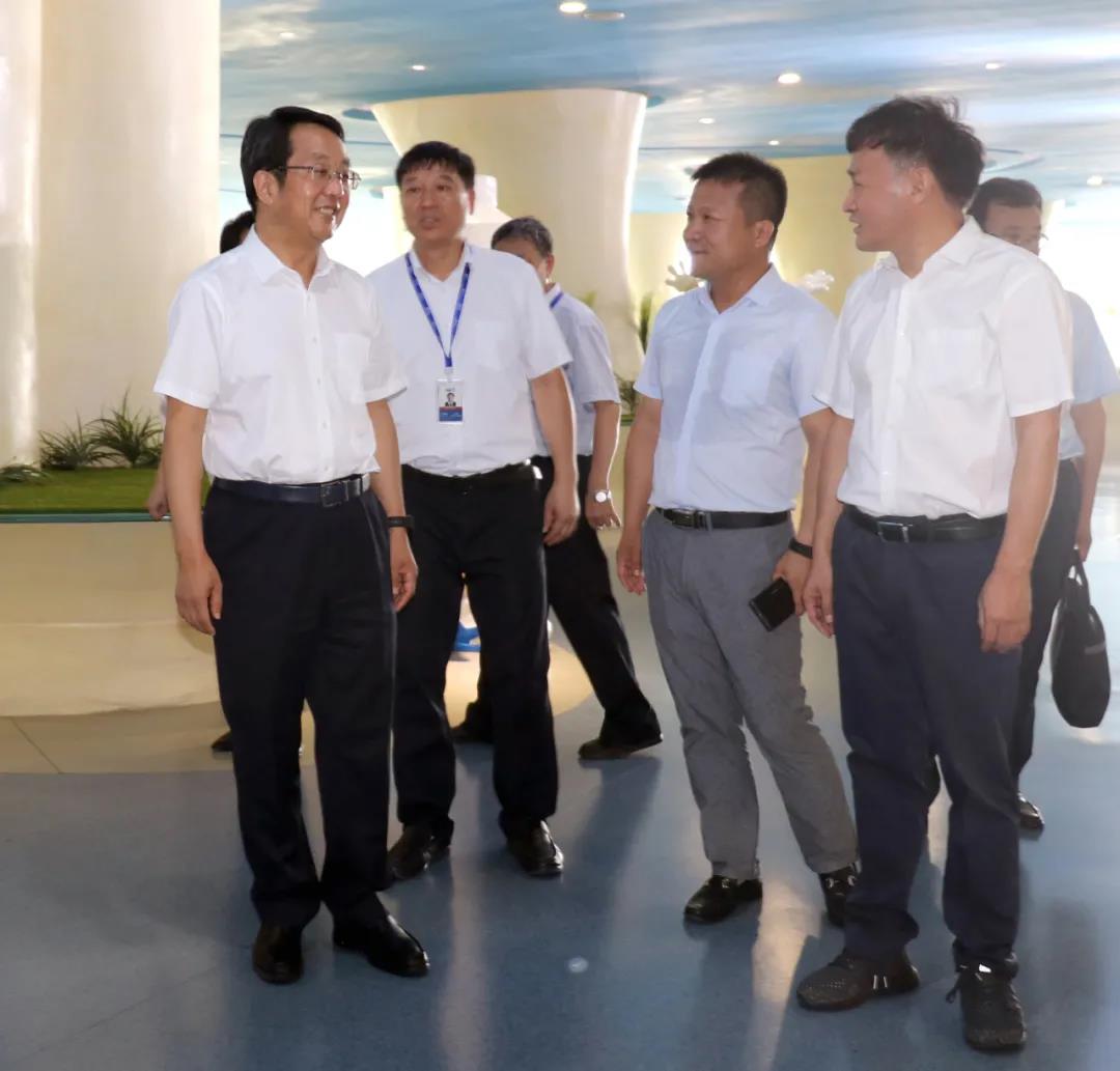 河南省高級(jí)人民法院院長(zhǎng)胡道才一行蒞臨花花牛乳業(yè)集團(tuán)開展“萬(wàn)人助萬(wàn)企”活動(dòng) 助力企業(yè)發(fā)展 河南省高級(jí)人民法院院長(zhǎng)胡道才一行蒞臨花花牛乳業(yè)集團(tuán)開展“萬(wàn)人助萬(wàn)企”活動(dòng) 助力企業(yè)發(fā)展