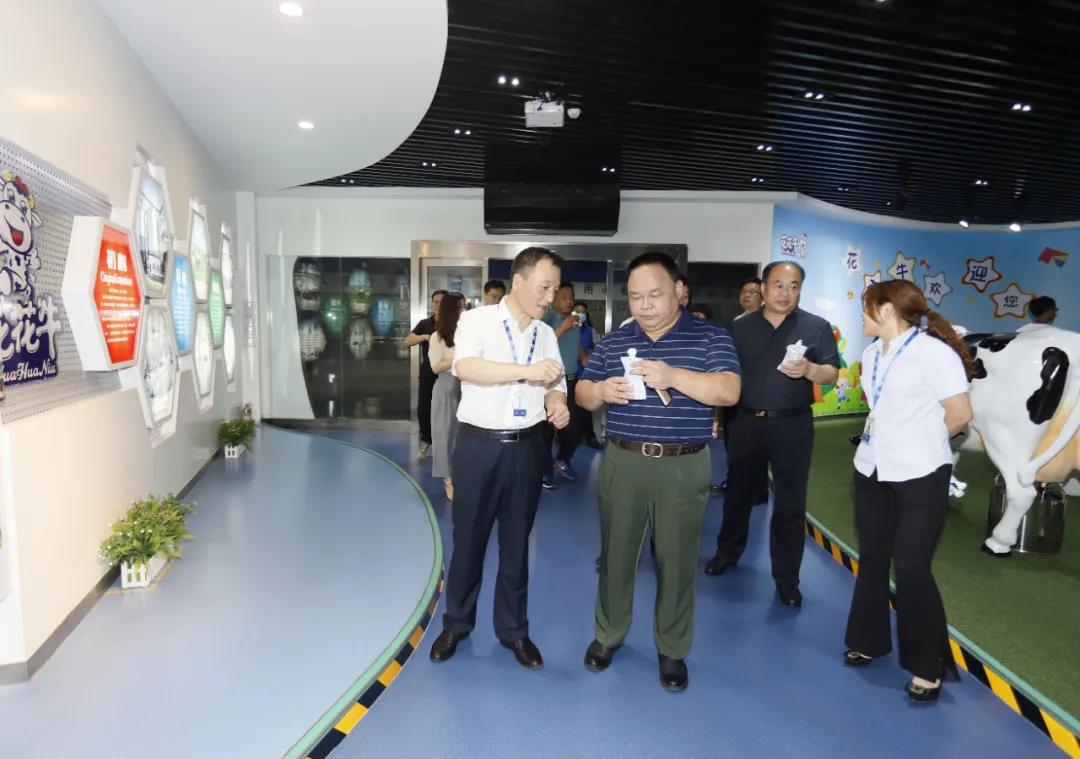 快訊 | 河南省人民政府食品安全委員會辦公室第三批食品安全示范區(qū)驗(yàn)收組領(lǐng)導(dǎo)蒞臨花花牛乳業(yè)集團(tuán)驗(yàn)收食品安全示范區(qū)建設(shè)情況 快訊 | 河南省人民政府食品安全委員會辦公室第三批食品安全示范區(qū)驗(yàn)收組領(lǐng)導(dǎo)蒞臨花花牛乳業(yè)集團(tuán)驗(yàn)收食品安全示范區(qū)建設(shè)情況