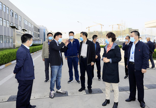 鄭州市人大副主任孫黎、市政府副市長李喜安一行 蒞臨花花牛開展“三送一強(qiáng)”活動