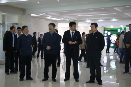 河南省農(nóng)牧業(yè)產(chǎn)業(yè)扶貧工作觀摩團(tuán)蒞臨花花牛集團(tuán)·魯山瑞亞牧業(yè)有限公司參觀考察 河南省農(nóng)牧業(yè)產(chǎn)業(yè)扶貧工作觀摩團(tuán)蒞臨花花牛集團(tuán)·魯山瑞亞牧業(yè)有限公司參觀考察