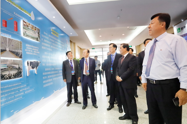 花花牛亮相中國奶業(yè)20強(qiáng)呼倫貝爾峰會，共話中國奶業(yè)振興！