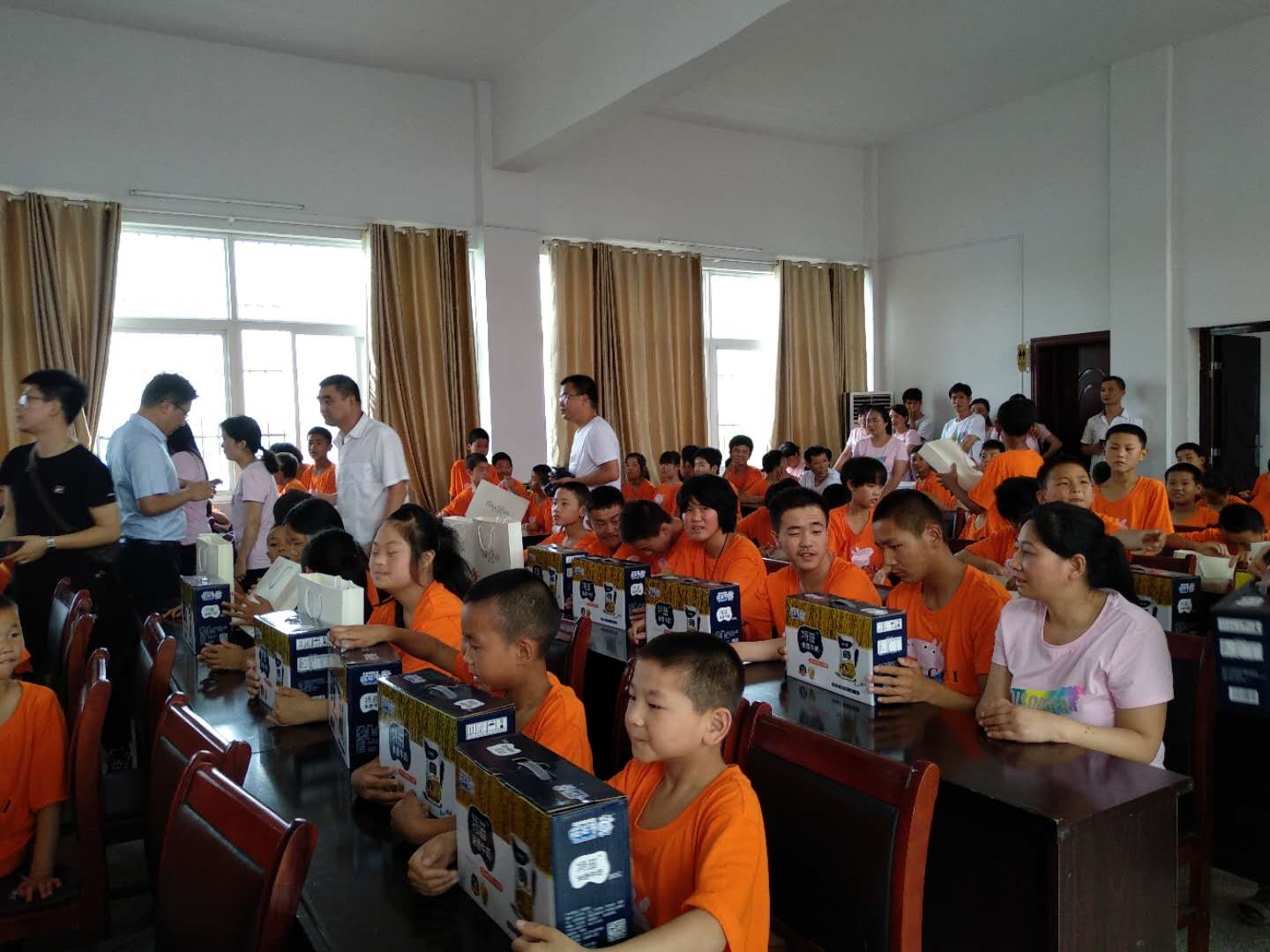 “關(guān)愛(ài)特殊兒童，讓愛(ài)灑滿人間—花花牛乳業(yè)集團(tuán)2018中國(guó)小康牛奶行動(dòng)” 公益助學(xué)泌陽(yáng)捐贈(zèng)儀式