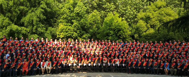 河南花花牛乳業(yè)集團(tuán)股份有限公司阮曉琦、王曉龍榮獲“鄭州市勞動(dòng)模范”榮譽(yù)稱號