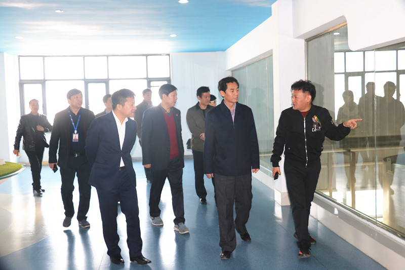 封丘縣縣長(zhǎng)王獻(xiàn)臣一行蒞臨 花花牛集團(tuán)養(yǎng)殖、乳品事業(yè)部參觀調(diào)研