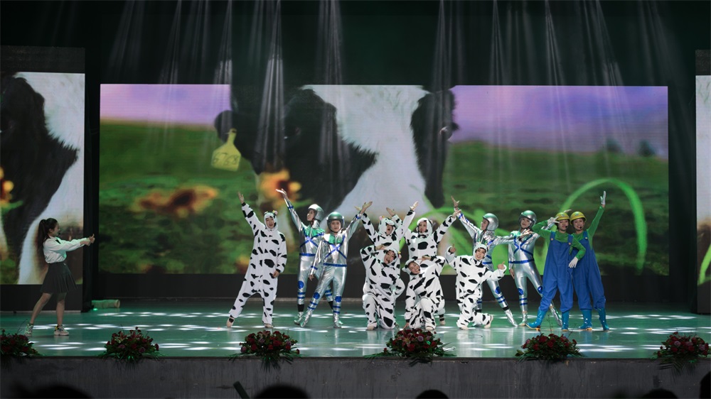 “不忘初心、聚力前行” 花花牛集團(tuán)2018迎新春聯(lián)歡會(huì)隆重舉行