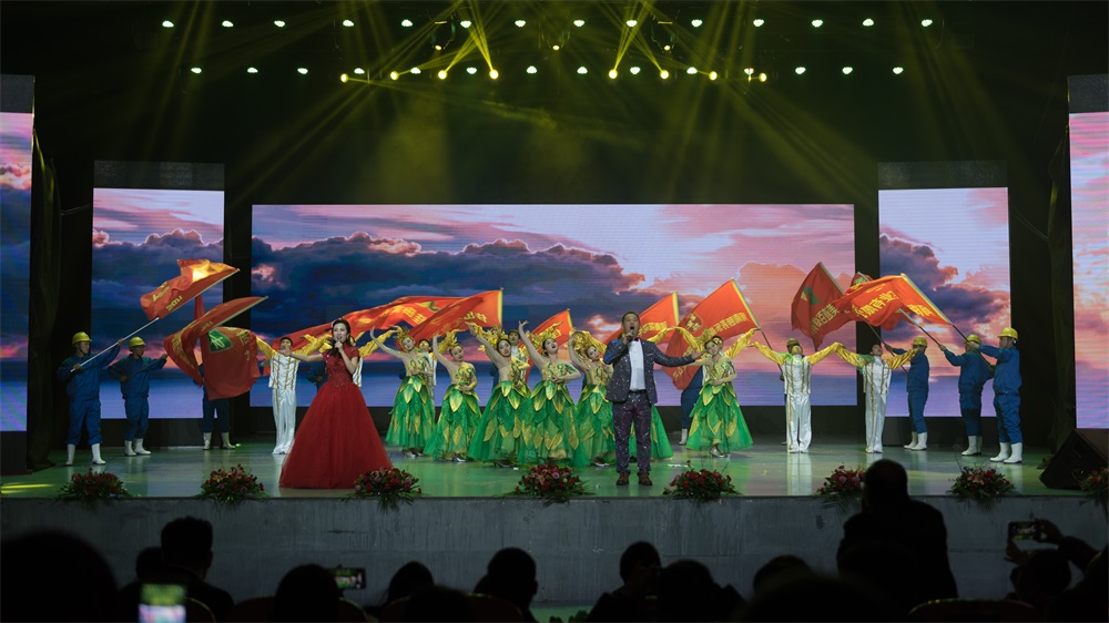 “不忘初心、聚力前行” 花花牛集團(tuán)2018迎新春聯(lián)歡會(huì)隆重舉行