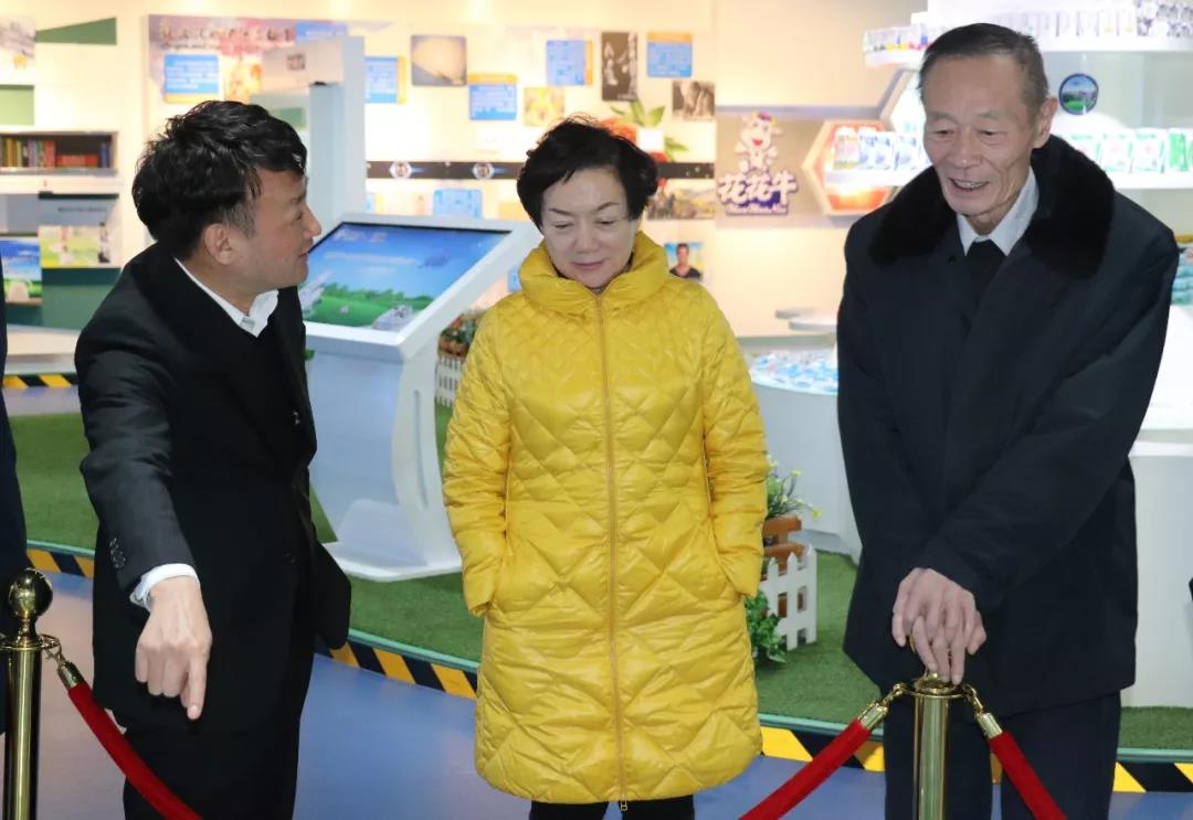 中國(guó)奶業(yè)協(xié)會(huì)高鴻賓會(huì)長(zhǎng)蒞臨花花牛指導(dǎo)工作 中國(guó)奶業(yè)協(xié)會(huì)高鴻賓會(huì)長(zhǎng)蒞臨花花牛指導(dǎo)工作