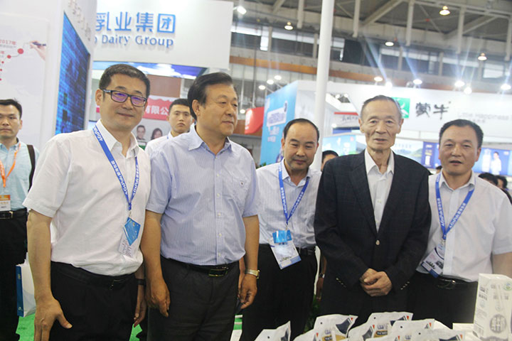花花牛亮相第八屆中國(guó)奶業(yè)大會(huì)，又獲農(nóng)業(yè)部長(zhǎng)一聲贊！