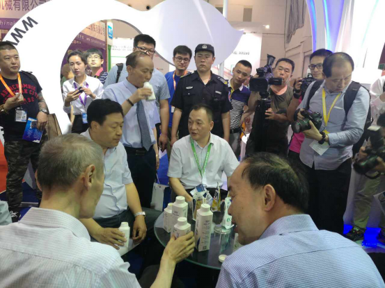 花花牛牛氣沖天！農(nóng)業(yè)部長品嘗“領(lǐng)暢”點贊，又獲國際奶業(yè)平臺青睞