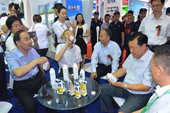 花花牛牛氣沖天！農(nóng)業(yè)部長品嘗“領(lǐng)暢”點贊，又獲國際奶業(yè)平臺青睞