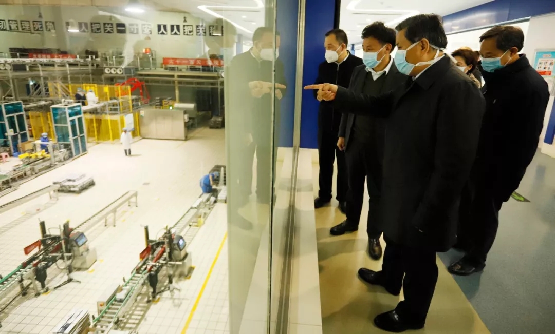 快訊丨河南省副省長武國定蒞臨花花牛乳業(yè)集團調(diào)研重點保障企業(yè)復(fù)工復(fù)產(chǎn)情況 快訊丨河南省副省長武國定蒞臨花花牛乳業(yè)集團調(diào)研重點保障企業(yè)復(fù)工復(fù)產(chǎn)情況