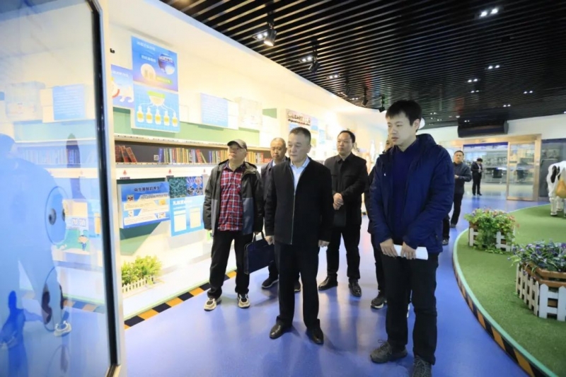 河南省發(fā)展改革委價(jià)調(diào)處副處長(zhǎng)馬冰一行蒞臨花花牛乳業(yè)集團(tuán)參觀調(diào)研