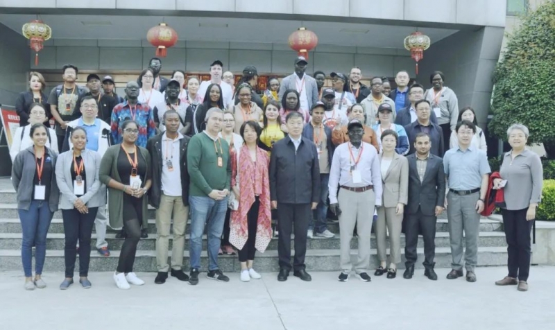 北京大學(xué)南南合作與發(fā)展學(xué)院教授、全球伙伴關(guān)系主任周詠梅一行蒞臨花花牛平輿瑞亞牧業(yè)參觀調(diào)研