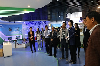 鄭州市二七區(qū)區(qū)委、統(tǒng)戰(zhàn)部部長(zhǎng)王玉紅蒞臨花花牛生物科技有限公司參觀指導(dǎo)