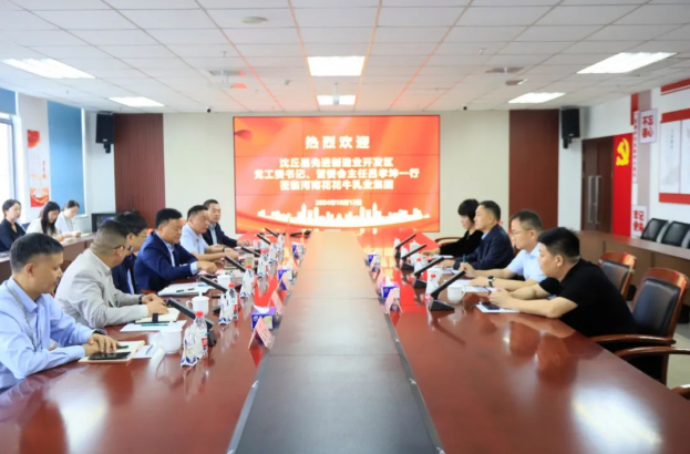 沈丘縣先進制造業(yè)開發(fā)區(qū)黨工委書記呂孝坤、金絲猴食品有限公司董事長李旸等一行到訪河南花花牛乳業(yè)集團