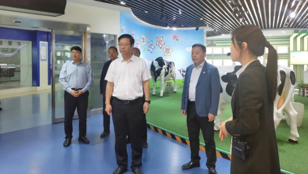 鄭州市人民檢察院黨組書記、代檢察長張道偉一行蒞臨河南花花牛乳業(yè)集團參觀調(diào)研